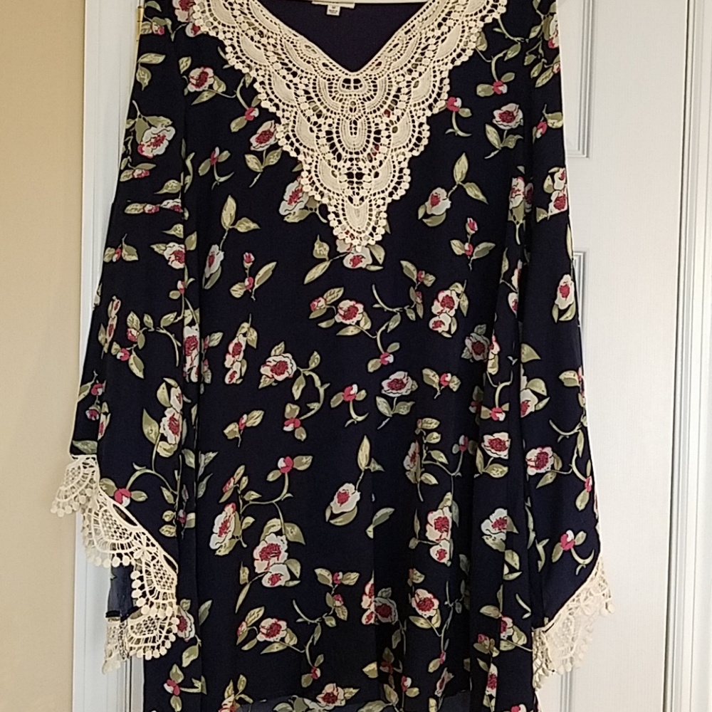 Umgee bnwt floral blouse/tunic/dress with lace M
